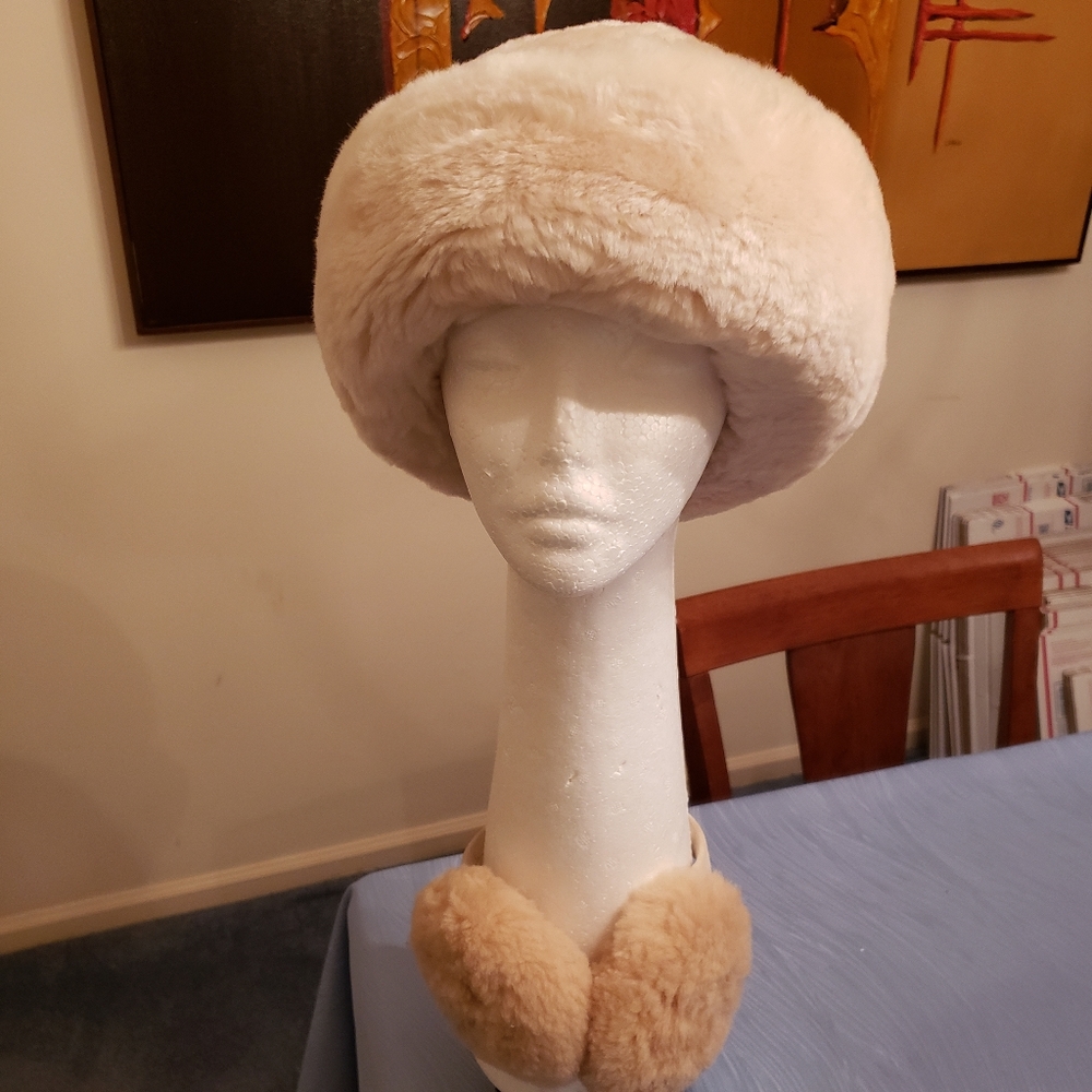 CLOUDNINE SHEEPSKIN SNOWBALL HAT